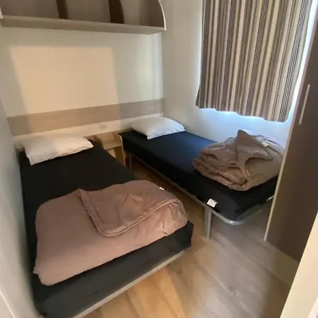 Mobil-home à Dans Un 3 étoiles Camiers